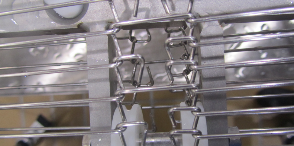 關(guān)西金屬網(wǎng)人員現(xiàn)場(chǎng)安裝不銹鋼網(wǎng)帶