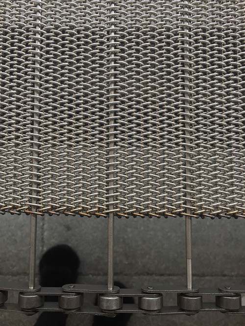 為什么多數(shù)人都選擇使用不銹鋼網(wǎng)帶進行輸送