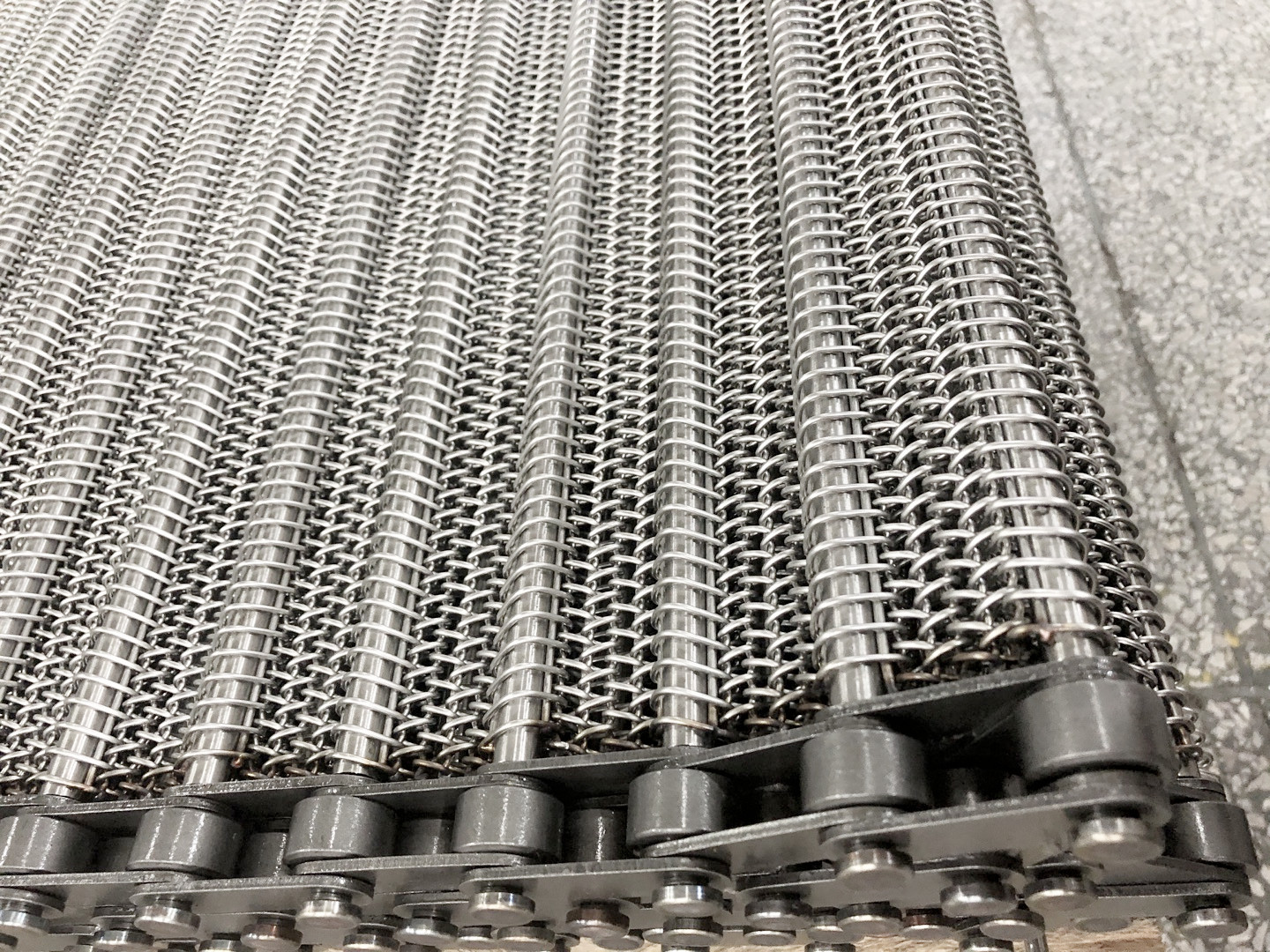 【不銹鋼網帶】運轉過程中會打滑嗎?