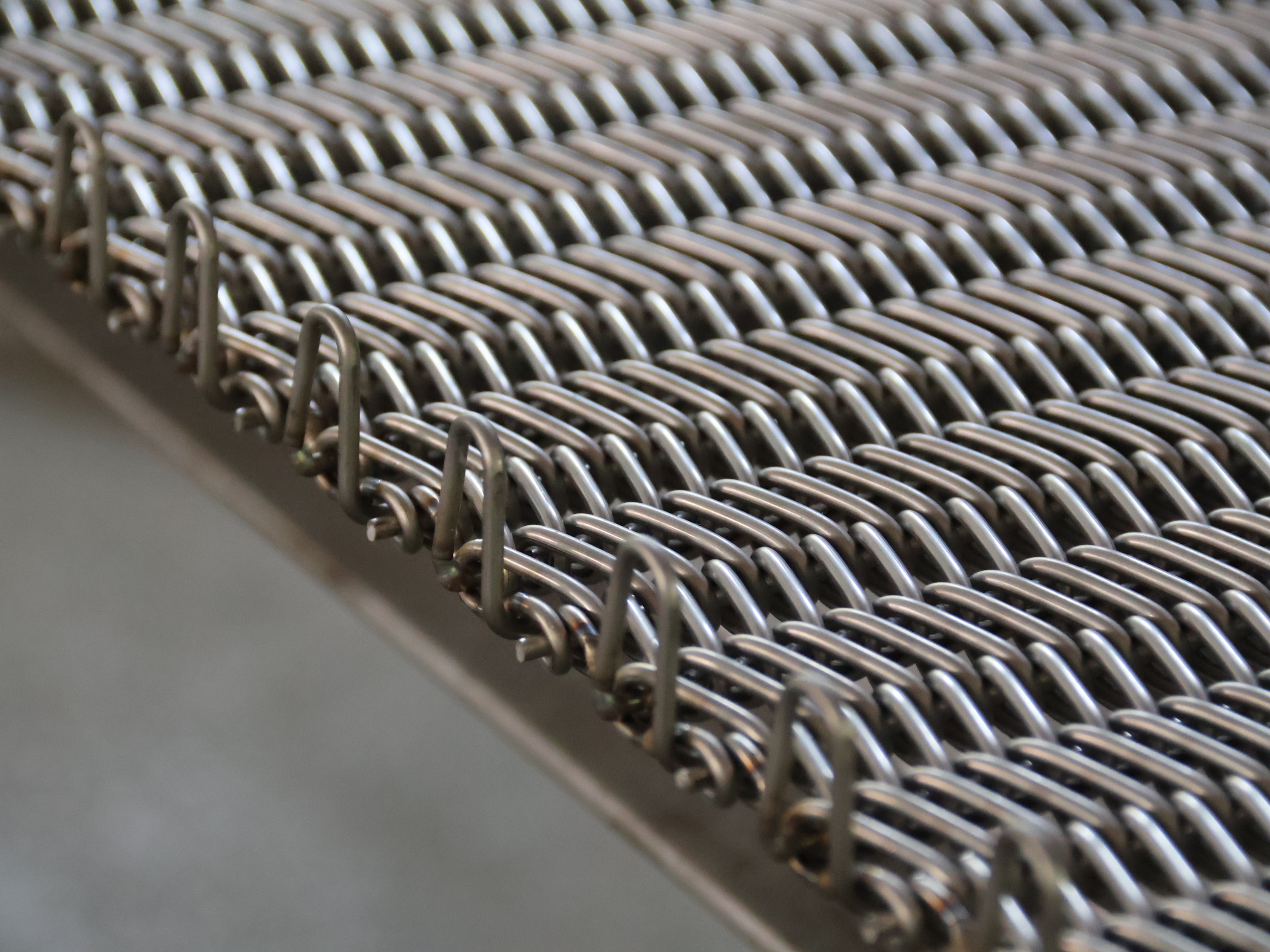 《關(guān)西金屬網(wǎng)燒結(jié)爐網(wǎng)帶選型攻略：四大核心材質(zhì)怎么選不踩坑》